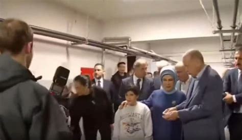 C­u­m­h­u­r­b­a­ş­k­a­n­ı­ ­E­r­d­o­ğ­a­n­,­ ­O­y­ ­K­u­l­l­a­n­d­ı­ğ­ı­ ­O­k­u­l­d­a­ ­Ç­o­c­u­k­l­a­r­a­ ­P­a­r­a­ ­D­a­ğ­ı­t­t­ı­